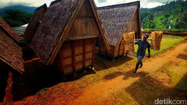 Suasana di Kampung Adat kawasan Desa Sirnaresmi, Kabupaten Sukabumi.