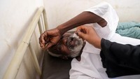 Seorang pria lanjut usia asal Sudan menerima dosis vaksin kolera di Rumah Sakit Omdurman, saat Sudan berjuang melawan wabah demam berdarah dan kolera di tengah musim hujan tahunan dan runtuhnya sistem layanan kesehatan dan infrastruktur, di Khartoum, Sudan. REUTERS/El Tayeb Siddig