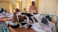 Di Rumah Sakit Omdurman, sejumlah pasien, mayoritas perempuan, tampak berbaring di tempat tidur darurat untuk mendapatkan perawatan. REUTERS/El Tayeb Siddig