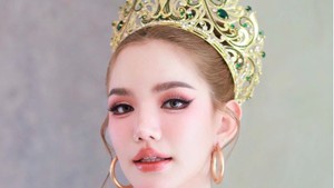 Suphannee Baby Noinonthong dinobatkan sebagai Miss Grand Prachuap Khiri Khan 2026. Baby tersenyum di atas panggung sebelum skandal videonya mencuat ke publik. Foto: Facebook Suphannee Noinonthong