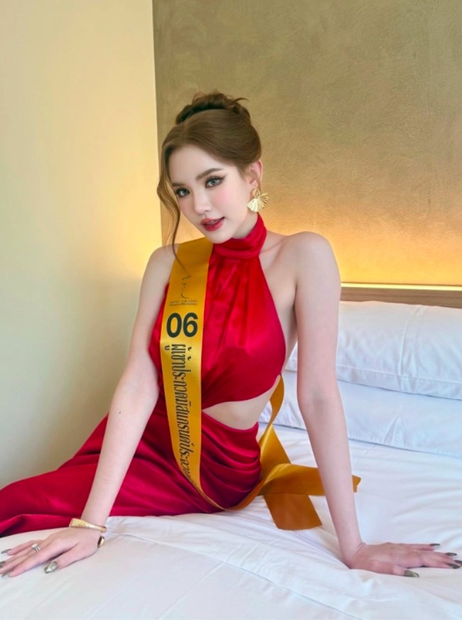 Suphannee Baby Noinonthong terpilih sebagai Miss Grand Prachuap Khiri Khan 2026. Baru saja dimahkotai sehari tapi ia harus mengembalikan gelar dan impian untuk mewakili daerahnya di kontes nasional karena videonya yang tersebar. Foto: Facebook Suphannee “Baby” Noinonthong