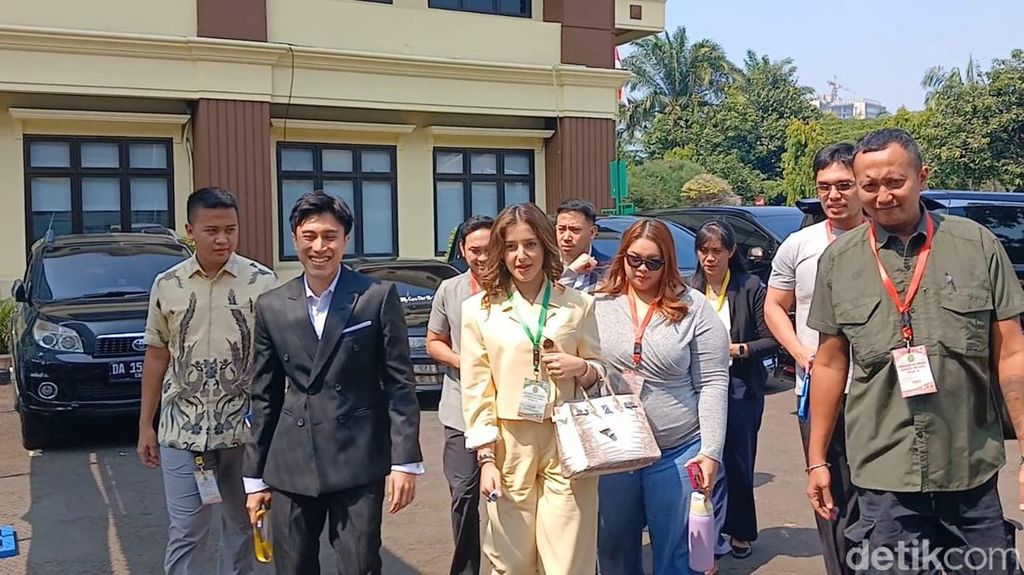 Tasya Farasya dan Ahmad Assegaf Kompak Hadiri Sidang Cerai Perdana