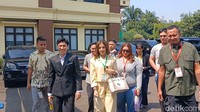 Beauty blogger itu memakai setelan bernuansa kuning muda dan menenteng tas branded.  Foto: Febryantino/detikcom