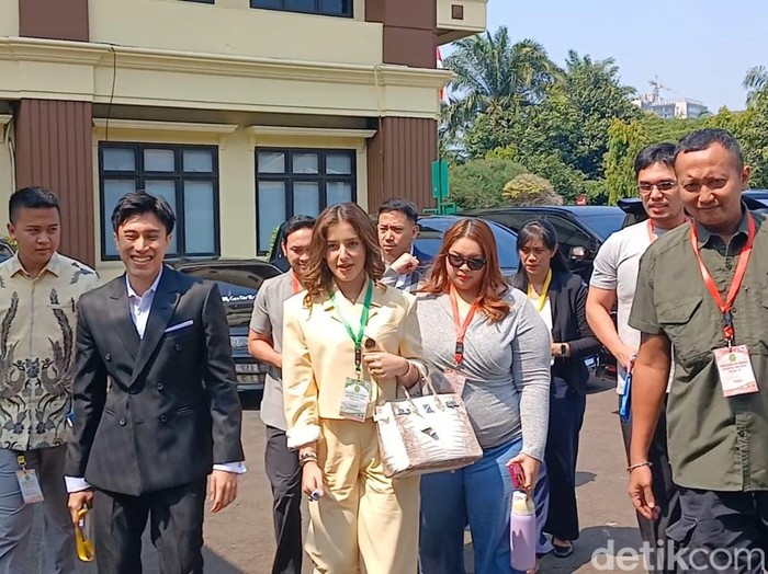 Tasya Farasya hadiri sidang perdana cerai di Pengadilan Agama Jakarta Selatan, Rabu (24/9/2025).