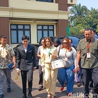Alasan Tasya memilih untuk bercerai sendiri ialah karena dugaan penggelapan yang dilakukan suaminya hingga membuat Tasya kehilangan rasa percaya kepada suami. Diungkap oleh kuasa hukum Tasya, Sangun Ragahdo, Ahmad juga sudah berpisah rumah sebelum gugatan cerai diajukan, sehingga secara agama Tasya sudah tak lagi sebagai istrinya. Foto: Febryantino/detikcom