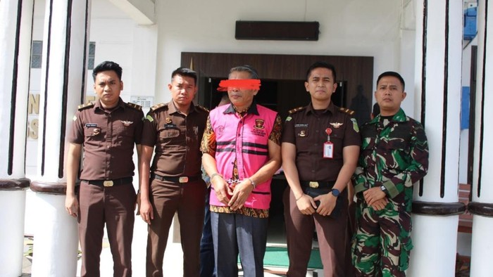 Teks foto: mantan Kepala Dinas Pariwisata dan Kebudayaan Kabupaten Nias Utara inisial FS saat ditahan kejaksaan. (Foto: dok. Kejari Gunungsitoli)