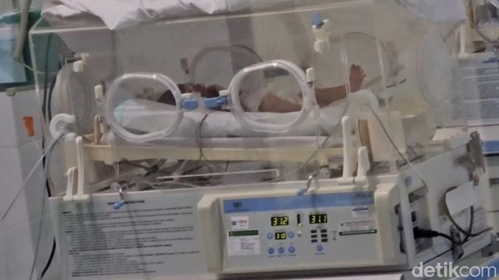 Bayi perempuan yang ditemukan di bawah jembatan Gabus, Purwodadi kini dirawat di RSUD Dr R Soejati S Purwodadi, Rabu (24/9/2025) siang.
