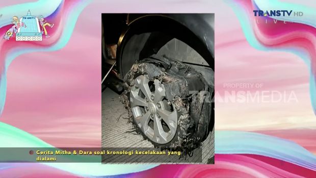Ban mobil yang dikendarai Mita The Virgin pecah.