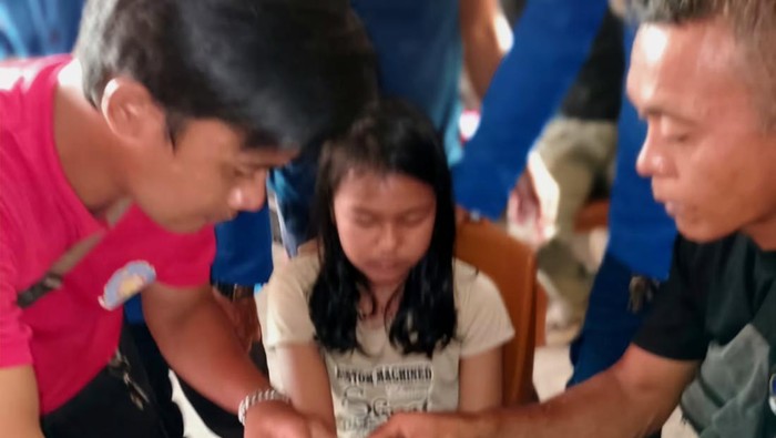 Tim Damkar Posko Muaradua, OKU Selatan mengevakuasi cincin di tangan bocah perempuan