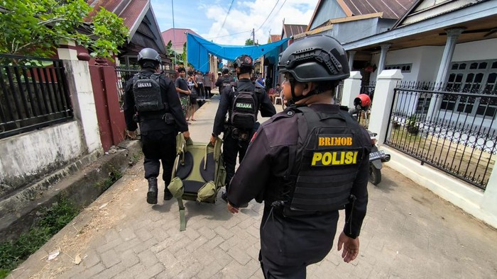 Tim Gegana Sat Brimob Polda Sulsel mengamankan granat dari rumah warga di Maros.