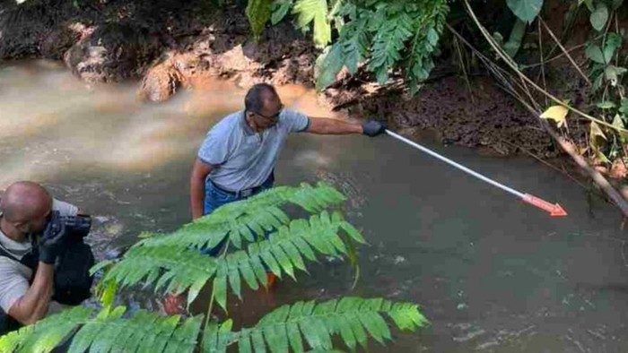Tim Inafis Polres Ciamis menunjukan lokasi penemuan bayi di Sungai Nagawiru.