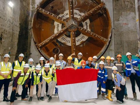 Tim Konstruksi PT MRT Jakarta (Perseroda) dan kontraktor berhasil menyelesaikan pembangunan terowongan pertama kereta bawah tanah penghubung Stasiun Harmoni dan Stasiun Sawah Besar 1 September 2025. (Dok. MRT)