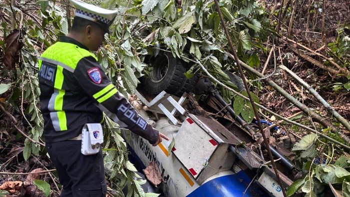 Truk tangki BBM masuk ke dalam jurang sedalam 50 meter di Kabupaten Kolaka Utara.