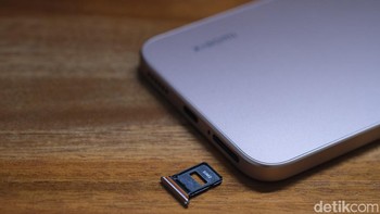 Tersedia dua slot nano SIM di Xiaomi 15T, yang juga mendukung pemakaian eSIM. Foto: detikINET/Anggoro Suryo Jati