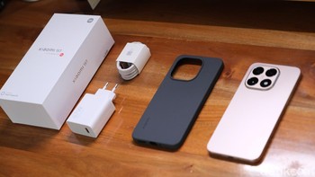 Dalam paket penjualan disertakan charger HyperCharge 67W, kabel USB-A to USB-C, dan casing silikon berwarna hitam. Foto: detikINET/Anggoro Suryo Jati