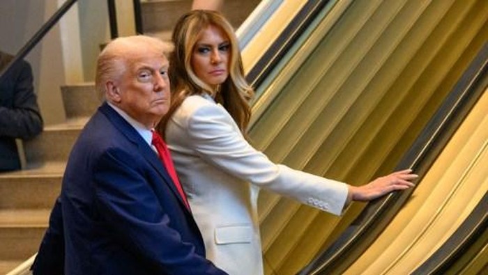 NEW YORK, NEW YORK - SEPTEMBER 23: U.S. President Donald Trump and first lady Melania Trump arrive for the 80th session of the UNs General Assembly (UNGA) on September 23, 2025 in New York City. World leaders convened for the 80th Session of UNGA, with this years theme for the annual global meeting being Better together: 80 years and more for peace, development and human rights.   Alexi J. Rosenfeld/Getty Images/AFP (Photo by Alexi J. Rosenfeld / GETTY IMAGES NORTH AMERICA / Getty Images via AFP)