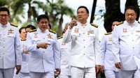 Anutin Charnvirakul tampil sebagai perdana menteri baru, memimpin jalannya kabinet yang telah disahkan oleh kerajaan. Ia didampingi Thammanat Prompao yang menjabat sebagai Wakil Perdana Menteri sekaligus Menteri Pertanian dan Koperasi, serta Ekniti Nitithanprapas yang mengemban tugas sebagai Wakil Perdana Menteri sekaligus Menteri Keuangan. REUTERS/Chalinee Thirasupa