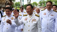 Prosesi berlangsung khidmat dengan kehadiran pejabat tinggi negara, perwakilan kerajaan, dan disaksikan masyarakat melalui siaran resmi pemerintah. REUTERS/Chalinee Thirasupa