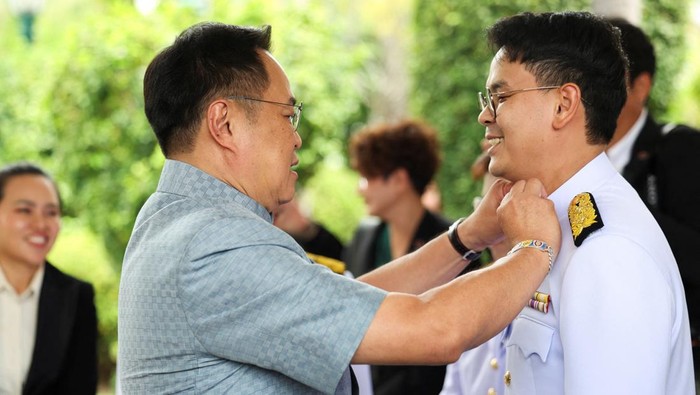 Thailand akhirnya resmi melantik kabinet baru usai dilanda krisis politik yang berujung pada pemecatan Perdana Menteri Paetongtarn Shinawatra. Upacara pengambilan sumpah digelar di Gedung Pemerintahan, Bangkok, Rabu (24/9/2025), dengan dihadiri langsung para menteri yang baru ditunjuk. REUTERS/Chalinee Thirasupa