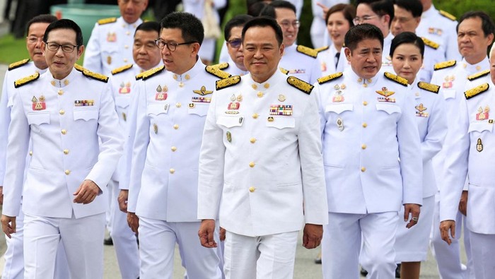 Thailand akhirnya resmi melantik kabinet baru usai dilanda krisis politik yang berujung pada pemecatan Perdana Menteri Paetongtarn Shinawatra. Upacara pengambilan sumpah digelar di Gedung Pemerintahan, Bangkok, Rabu (24/9/2025), dengan dihadiri langsung para menteri yang baru ditunjuk. REUTERS/Chalinee Thirasupa