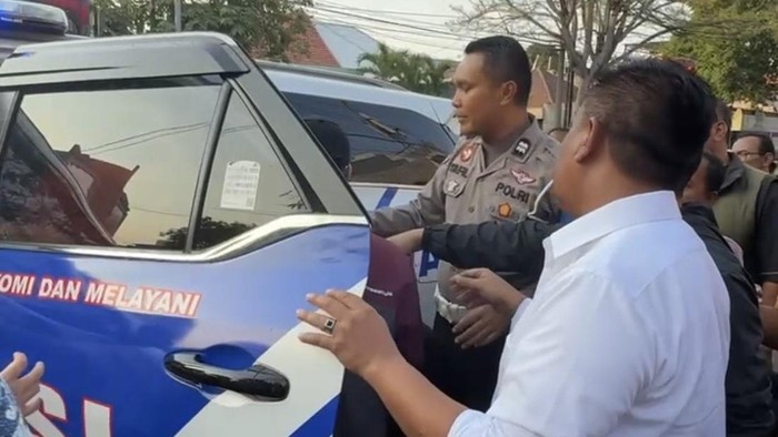 Viral petugas patwal berhenti menolong ibu-ibu melahirkan di pinggir jalan