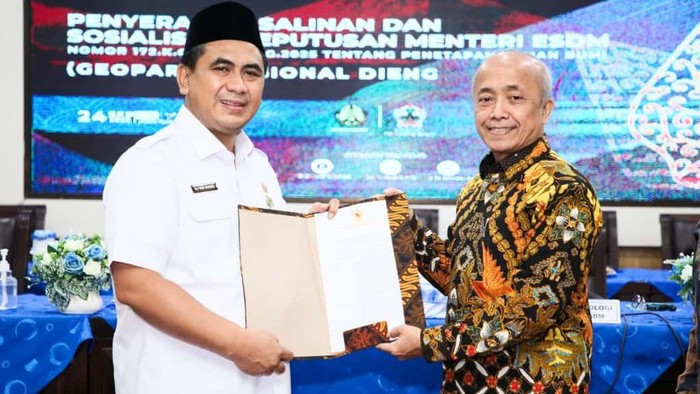 Wagub Jateng, Taj Yasin Maimoen, saat menerima sertifikat salinan dan sosialisasi Keputusan Menteri ESDM tentang Penetapan Taman Bumi (Geopark) Nasional Dieng  di kompleks Kantor Gubernur Jateng.
