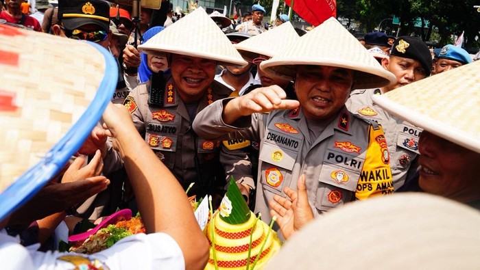 Wakapolda Metro Jaya Brigjen Dekananto Eko Purwono dan Kapolres Metro Jakpus Kombes Susatyo Purnomo Condro turun membagikan tumpeng ke massa di aksi Hari Tani Nasional, Rabu (24/9/2025).