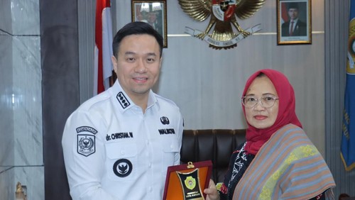 Wali Kota Kupang, Christian Widodo, menerima audiensi Direktur Metrologi, Direktorat Jenderal (Ditjen) PKTN Kemendag, Sri Astuti, di ruang kerja, Rabu (24/9/2025). (Dok. Pemkot Kupang)