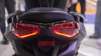 Selain itu, ada pula penambahan fitur safety berupa Emergency Stop Signal (ESS), dimana lampu hazard akan menyala secara otomatis ketika pengendara terdeteksi melakukan pengereman secara mendadak atau hard braking.  