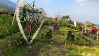 Tersedia juga area taman bunga hias yang dilengkapi dengan spot foto yang cantik