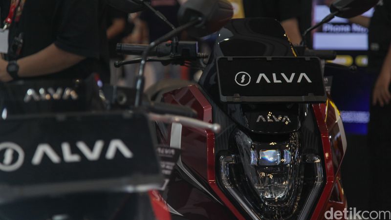 Motor listrik ALVA tampil di Indonesia Motorcycle Show (IMOS) 2025 di ICE BSD City, Tangerang, Kamis (25/9/2025). ALVA menawarkan program menarik, yakni subsidi mandiri buat setiap pembelian motor listrik mereka, mencapai Rp 7 juta untuk Alva N3, Alva One XP dan Alva Cervo saat IMOS 2025.