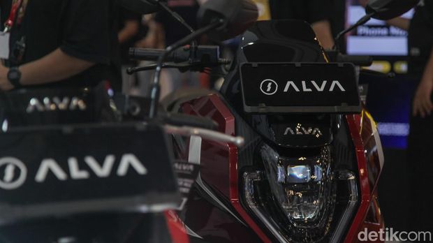 Motor listrik ALVA tampil di Indonesia Motorcycle Show (IMOS) 2025 di ICE BSD City, Tangerang, Kamis (25/9/2025). ALVA menawarkan program menarik, yakni subsidi mandiri buat setiap pembelian motor listrik mereka, mencapai Rp 7 juta untuk Alva N3, Alva One XP dan Alva Cervo saat IMOS 2025.