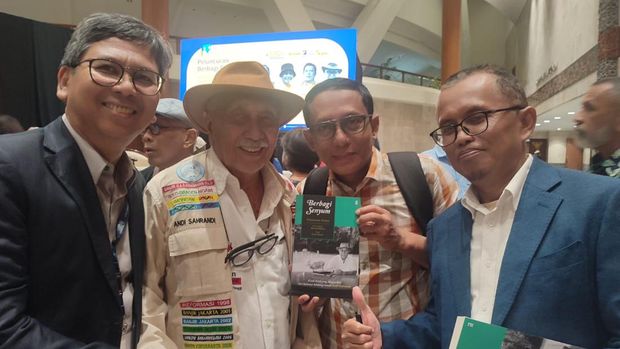 Pejuang kemanusiaan Andi Sahrandi (bertopi) bersama beberapa hadirin usai peluncuran buku Berbagi Senyum di JHCC, Kamis (25/9/2025)