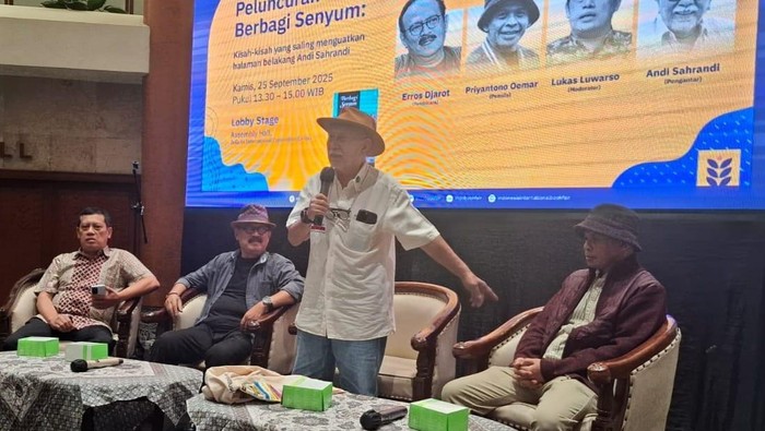 Aktivis kemanusiaan Andi Sahrandi saat peluncuran buku Berbagi Senyum di JHCC, Kamis (25/9/2025)