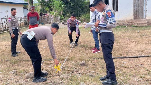 Anggota Satlantas Polres Manggarai melakukan olah TKP mobil travel melindas seorang balita di Raong, Golo Mori, Manggarai Barat, NTT, Rabu (24/9/2025). (Dok. Humas Polres Manggarai Barat)