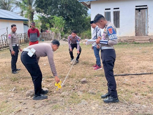 Anggota Satlantas Polres Manggarai melakukan olah TKP mobil travel melindas seorang balita di Raong, Golo Mori, Manggarai Barat, NTT, Rabu (24/9/2025). (Dok. Humas Polres Manggarai Barat)