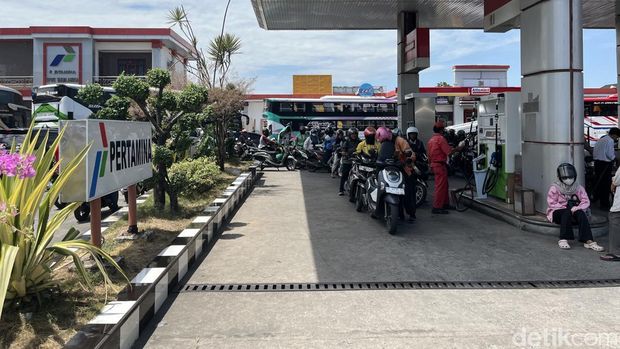 Antrean panjang kendaraan mengisi Pertalite dan Solar di SPBU Tamalanrea depan kampus Unhas Makassar.