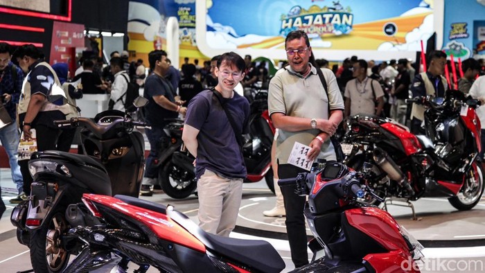 Pengunjung mencari informasi tentang spesifikasi sepeda motor di pameran Indonesia Motorcycle Show (IMOS) 2025 di ICE BSD City, Tangerang, Banten, Rabu (24/9/2025). Pameran ini tidak hanya banyak peluncuran motor baru, tapi juga berbagai program seru