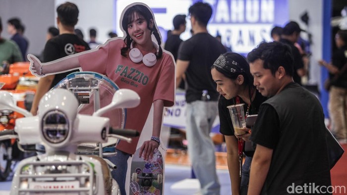 Pengunjung mencari informasi tentang spesifikasi sepeda motor di pameran Indonesia Motorcycle Show (IMOS) 2025 di ICE BSD City, Tangerang, Banten, Rabu (24/9/2025). Pameran ini tidak hanya banyak peluncuran motor baru, tapi juga berbagai program seru dihadirkan.