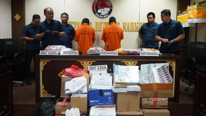 AR dan S ditahan di Mapolda Bali dalam keterlibatan kasus peredaran puluhan ribu obat ilegal, Kamis (25/9/2025).