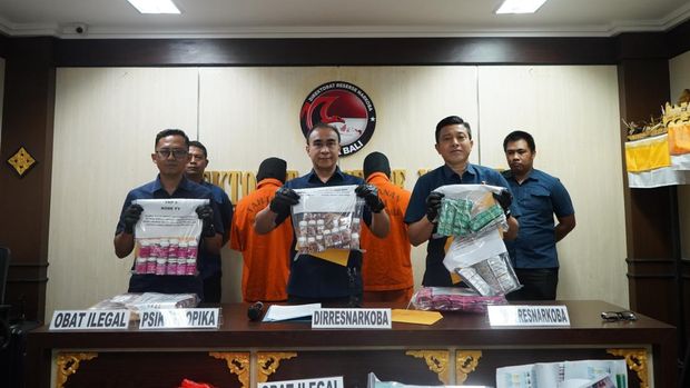 AR dan S ditahan di Mapolda Bali dalam keterlibatan kasus peredaran puluhan ribu obat ilegal, Kamis (25/9/2025).