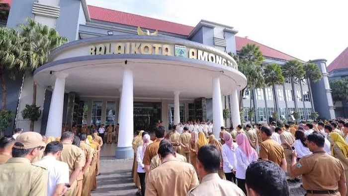 ASN mengikuti apel di Balai Kota Among Tani Kota Batu