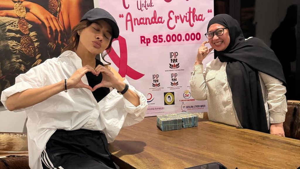 Asrilia Tunjukkan Kepedulian untuk Pejuang Kanker Payudara