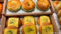 Setiap bagel dibuat fresh dari nol dengan adonan segar. Hasilnya tekstur kenyal, rasa autentik, dan aroma panggang yang menggoda. Foto: detikcom/Riska Fitria