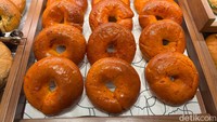 Chef Farid Al Farouq meracik bagel dengan sentuhan modern. Ia menghadirkan varian rasa manis, gurih, hingga unik khas Indonesia. Foto: detikcom/Riska Fitria