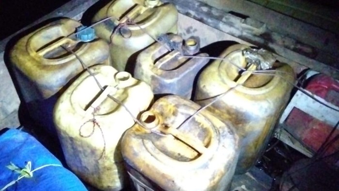 Barang bukti pencurian minyak Pertamina yang dilakukan dua oknum polisi di Jambi