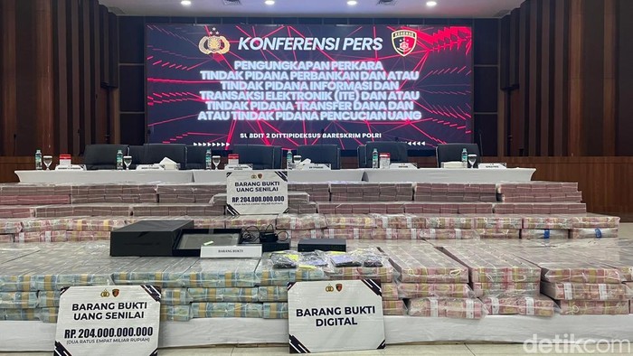 Bareskrim Polri menyita uang senilai Rp 204 miliar terkait tindak pidana pembobolan bank BUMN oleh sindikat. (Rumondang/detikcom)