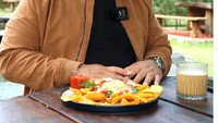 Ada juga keseruannya saat kulineran sambil hangout di kafe. Kali ini Bedu memesan nachos atau keripik yang disajikan dengan saus salsa khas Meksiko. Foto: Instagram/@beddu17