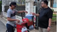 Tak hanya siomay pink saja, ada juga momen Bedu saat jajan siomay di penjual lainnya. Sama-sama menggunakan sepeda, tapi kali ini berwarna merah. Foto: Instagram/@beddu17