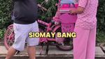 Doyan Jajan! Komedian Bedu Ngemil Siomay Pink hingga Kue Putu